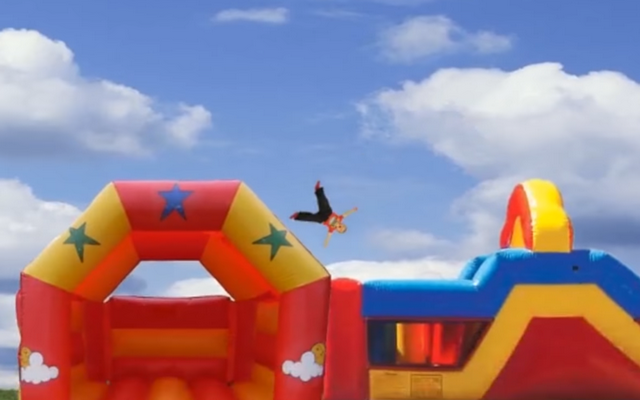 Screenshot of "Bouncycastleicious"